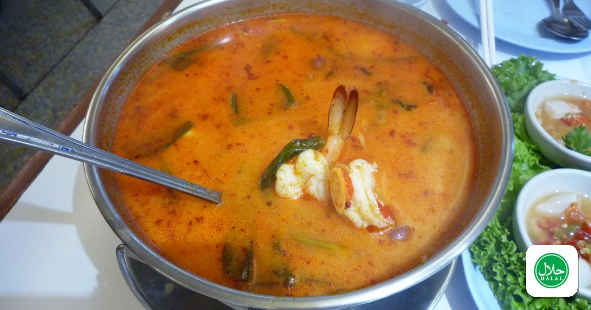 A spicy Thai shrimp soup with herbs and lime, resembling tom yum
